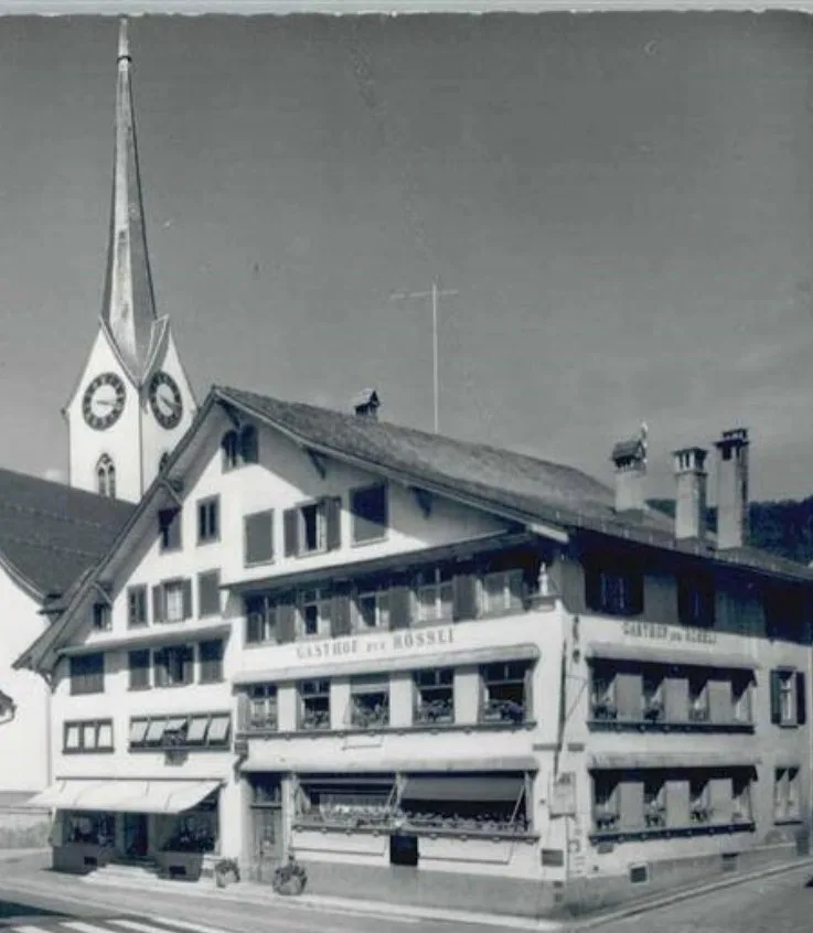 Im Haus neben der reformierten Kirche, mit Blick auf den Dorfplatz, verbrachte Beat Stricker seine ersten zehn Lebensjahre. Auf dem Bild ist das Haus am Dorfplatz in Wald zu sehen, in dem Beat Stricker seine ersten Lebensjahre verbrachte.